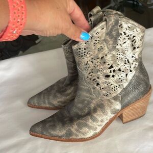 Women’s  Donald J Pliner western boots size 7.5 grey snake skin style